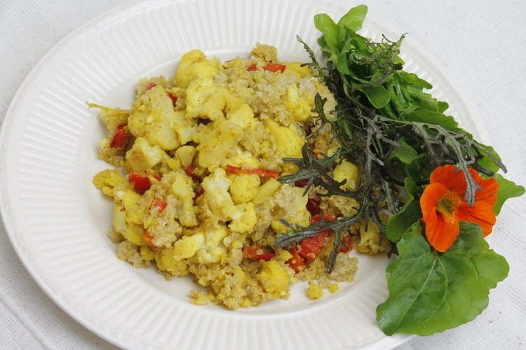 Bloemkoolschotel met quinoa en kerrie